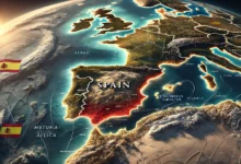 خريطة مفصلة لإسبانيا تُظهر موقعها الاستراتيجي بين أوروبا وإفريقيا، مع التركيز على مضيق جبل طارق الذي يفصل بين القارتين. تُبرز الخريطة الساحل الجنوبي لإسبانيا وقربها من شمال إفريقيا والمناطق المحيطة بها مثل البحر الأبيض المتوسط والمحيط الأطلسي.