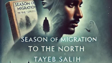 غلاف رواية موسم الهجرة إلى الشمال للطيب صالح، يتضمن خلفية داكنة بتدرجات الأزرق والرمادي، مع نهر النيل بلون أخضر داكن. يظهر في المنتصف وجه مصطفى سعيد جزئيًا وهو ممسك بكتاب قديم ممزق. خلفه تظهر صور ضبابية لنساء أوروبيات. العنوان مكتوب بخط أبيض أو فضي مع تصميم رمزي يشير إلى الصراع بين الشرق والغرب.