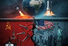 صورة رمزية درامية للحرب الباردة، بخلفية ذات ألوان باردة (أزرق غامق، رمادي معدني) تعكس التوتر، مع لمسات حمراء وصفراء مشتعلة في الخلفية ترمز للصراع والأسلحة النووية. تتضمن الصورة جدار برلين مقسماً إلى نصفين، أحدهما يحمل علم الاتحاد السوفيتي وأبراج الكرملين وشعارات شيوعية، والآخر يحمل علم الولايات المتحدة وناطحات سحاب نيويورك وشعارات رأسمالية. تظهر شقوق في منتصف الجدار تظهر من خلالها خريطة العالم محاطة بصواريخ وطائرات دون أيدٍ مرئية، إشارة إلى الحروب بالوكالة. في الخلفية، كرة أرضية مغطاة بشبكة عنكبوتية من الخطوط الحمراء والزرقاء، ترمز إلى التحالفات العسكرية (الناتو وحلف وارسو). في الزاوية السفلية اليسرى، تلفاز أسود وأبيض يعرض لحظة سقوط جدار برلين، وفي الزاوية العليا اليمنى، قمر صناعي سوفيتي (سبوتنيك) وصاروخ أمريكي (أبولو) يتنافسان في الفضاء. الألوان الباردة (أزرق فولاذي، رمادي غامق) تمثل الجو المتوتر، والألوان الساخنة (أحمر ناري، برتقالي متفجر) تشير إلى الأسلحة النووية والصراعات، والتناقض بين الأبيض والأسود يرمز إلى الثنائية الأيديولوجية. الصورة تثير الشعور بالقلق الوجودي الذي ساد تلك الفترة، مع إبراز التناقض بين التقدم التكنولوجي والتراجع الإنساني.