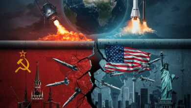 صورة رمزية درامية للحرب الباردة، بخلفية ذات ألوان باردة (أزرق غامق، رمادي معدني) تعكس التوتر، مع لمسات حمراء وصفراء مشتعلة في الخلفية ترمز للصراع والأسلحة النووية. تتضمن الصورة جدار برلين مقسماً إلى نصفين، أحدهما يحمل علم الاتحاد السوفيتي وأبراج الكرملين وشعارات شيوعية، والآخر يحمل علم الولايات المتحدة وناطحات سحاب نيويورك وشعارات رأسمالية. تظهر شقوق في منتصف الجدار تظهر من خلالها خريطة العالم محاطة بصواريخ وطائرات دون أيدٍ مرئية، إشارة إلى الحروب بالوكالة. في الخلفية، كرة أرضية مغطاة بشبكة عنكبوتية من الخطوط الحمراء والزرقاء، ترمز إلى التحالفات العسكرية (الناتو وحلف وارسو). في الزاوية السفلية اليسرى، تلفاز أسود وأبيض يعرض لحظة سقوط جدار برلين، وفي الزاوية العليا اليمنى، قمر صناعي سوفيتي (سبوتنيك) وصاروخ أمريكي (أبولو) يتنافسان في الفضاء. الألوان الباردة (أزرق فولاذي، رمادي غامق) تمثل الجو المتوتر، والألوان الساخنة (أحمر ناري، برتقالي متفجر) تشير إلى الأسلحة النووية والصراعات، والتناقض بين الأبيض والأسود يرمز إلى الثنائية الأيديولوجية. الصورة تثير الشعور بالقلق الوجودي الذي ساد تلك الفترة، مع إبراز التناقض بين التقدم التكنولوجي والتراجع الإنساني.